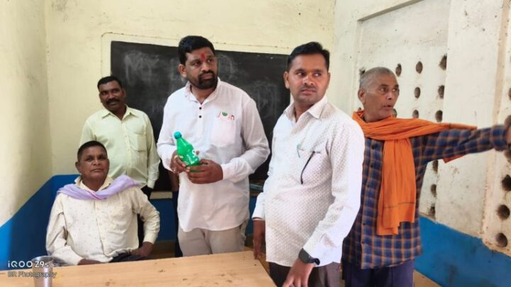 स्कूल में शराब: स्प्राइट की बोतल में छुपाई थी शराब, स्कूल में नशे में धुत मिला प्रधानपाठक, फिर विवादों में आया चिपरा स्कूल