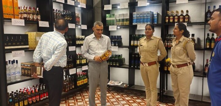 जब कलेक्टर पहुंचे प्रीमियम शराब दुकान का इंस्पेक्शन करने, प्रशासन की प्राथमिकता पर उठ रहे हैं सवाल