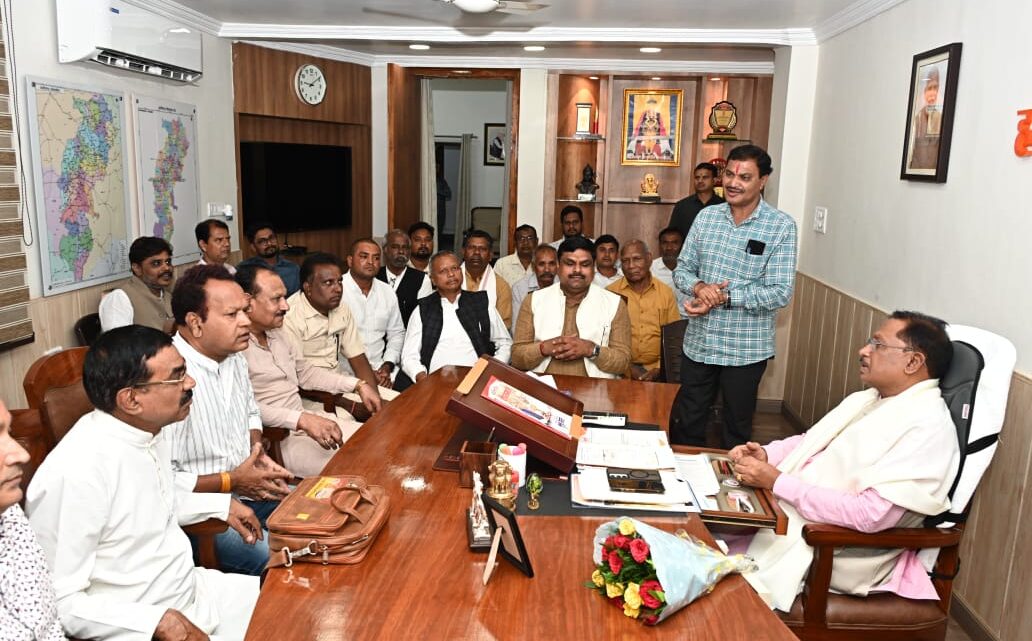 मुख्यमंत्री  श्री विष्णु देव साय से मिला छत्तीसगढ़ प्रदेश का यादव समाज   यादव  समाज का प्रतिनिधिमंडल  गजेंद्र यादव को मंत्रिमंडल में स्थान देने निगम मंडल में यादव समाज को स्थान देने की मांग समाज प्रमुखों ने मुख्यमंत्री से किया