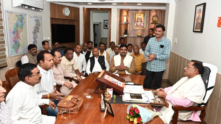 मुख्यमंत्री  श्री विष्णु देव साय से मिला छत्तीसगढ़ प्रदेश का यादव समाज   यादव  समाज का प्रतिनिधिमंडल  गजेंद्र यादव को मंत्रिमंडल में स्थान देने निगम मंडल में यादव समाज को स्थान देने की मांग समाज प्रमुखों ने मुख्यमंत्री से किया