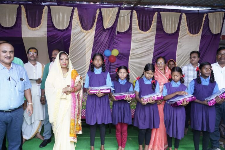 कठिन श्रम और त्याग से मिलती है सफलता : श्रीमती कौशल्या साय, आदर्श शासकीय प्राथमिक विद्यालय बंदरचुआं में शाला प्रवेश उत्सव हर्षोउल्लास के साथ हुआ संपन्न