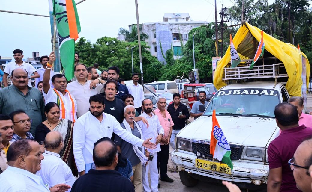 7 जुलाई को रायपुर के साईंस कॉलेज मैदान में होने जा रहे ऐतिहासिक आमसभा ’किसान, जवान, संविधान’ को लेकर रायपुर राजधानी की जनता से अपील हेतु प्रचाररथ को गांधी मैदान से हरी झंडी दिखाकर किया रवाना