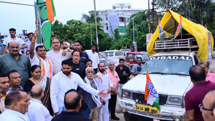 7 जुलाई को रायपुर के साईंस कॉलेज मैदान में होने जा रहे ऐतिहासिक आमसभा ’किसान, जवान, संविधान’ को लेकर रायपुर राजधानी की जनता से अपील हेतु प्रचाररथ को गांधी मैदान से हरी झंडी दिखाकर किया रवाना