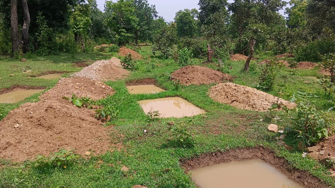 मोर गांव मोर पानी अभियान- ग्राम पंचायतें बनी जल संरक्षण की मिसाल,  वाटर एक्जाॅर्ब ट्रेंच निर्माण कर वर्षा जल को भूमि में अवशोषित करने की पहल