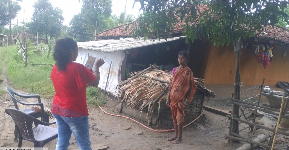 मोर आवास-मोर अधिकार- बीजापुर में 30 हजार से अधिक परिवार आवास प्लस सर्वे में हुए शामिल   प्रशासन की पहुंच बढ़ी -165 ग्राम पंचायतों में हुआ सर्वे