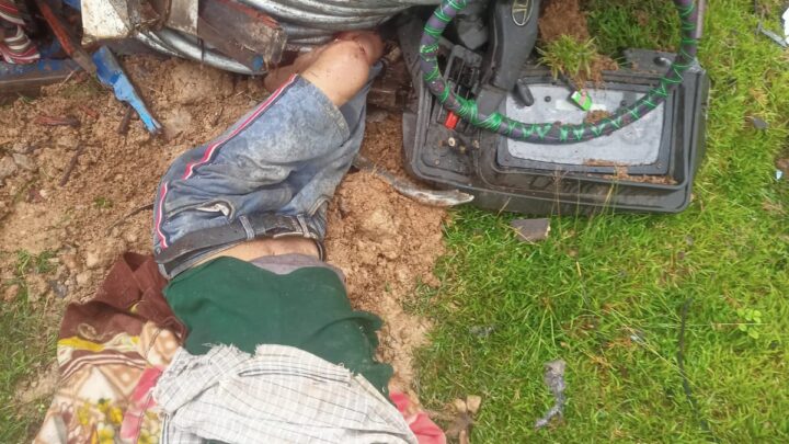 ट्रैफिक पुलिस की तत्परता से ड्राइवर की बची जान,जशपुर के काईकछार में स्टेयरिंग जाम होने से ट्रक चालक ने खोया संतुलन, हाइवे से नीचे उतर कर पलट गई थी ट्रक, ट्रक चालक का पैर फंस गया था गाड़ी के केबिन में, तीन घंटे की मशक्कत के बाद पुलिस ने निकाला ट्रक चालक को, आम नागरिकों का रहा सहयोग,इलाज हेतु भेजा अस्पताल,   SSP जशपुर की नागरिकों से अपील, दुर्घटना में घायलों की करे मदद, ,पुलिस व नजदीकी अस्पताल को तुरंत करें सूचित, आपका एक प्रयास किसी की जान बचा सकता है