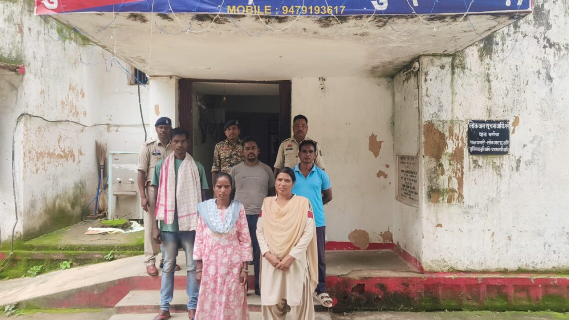 गौ वंश की हत्या कर मांस पकाकर खाने वाले चार आरोपियों को जशपुर पुलिस ने किया गिरफ्तार,भेजा जेल,     मामले में एक महिला सहित आठ आरोपियों ने गौ वंश की हत्या कर,मांस को पकाकर खाया था,   शेष आरोपी फरार , पुलिस कर रही तलाश, शीघ्र की जावेगी गिरफ्तारी