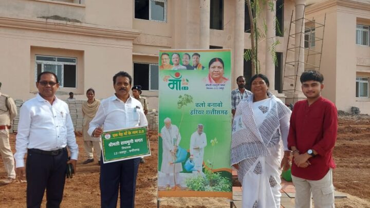 नए विधानसभा परिसर में विधायक श्रीमती रायमुनी भगत ने एक पेड़ मां के नाम कार्यक्रम के तहत किया पौधा रोपण