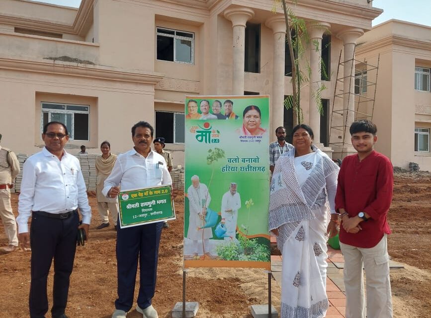 नए विधानसभा परिसर में विधायक श्रीमती रायमुनी भगत ने एक पेड़ मां के नाम कार्यक्रम के तहत किया पौधा रोपण