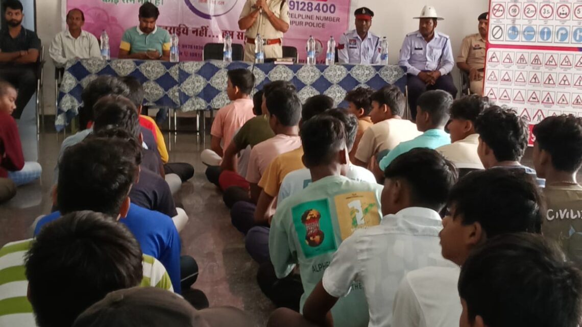 जशपुर पुलिस की नोनी रक्षा टीम ने जशपुरनगर स्थित प्रयास विद्यालय में जाकर विधार्थियों को किया जागरूक,उपस्थित विद्यार्थियों को महिला सुरक्षा, सायबर अपराध, यातायात नियमों, सोशल मीडिया के संबंध में जानकारी दी गई,महिला पुलिस अधिकारियों द्वारा उपस्थित बालिकाओं को गुडटच-बैडटच, अभिव्यक्ति एप्प, महिला विरुद्ध अपराध एवं कानून के संबंध में विस्तार से जानकारी दी गई,