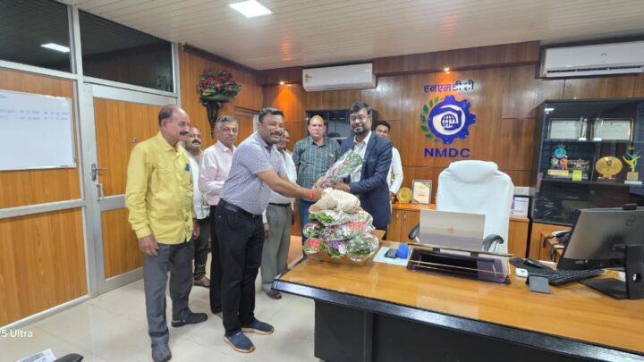 एनएमडीसी किरंदुल के अधिशासी निदेशक से मिले कॉन्ट्रेक्टर संघ के अध्यक्ष सचिव – अन्य निर्वाचित पदाधिकारी हुए नाराज