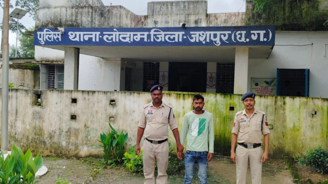 गौ-तस्करों का लगभग 70 किलोमीटर तक पीछा कर  जशपुर पुलिस ने साईंटांगरटोली का कुख्यात गौ-तस्कर महताब खान को किया गिरफ्तार,पीछा करने के दौरान तस्करों ने अपने बोलेरो वाहन से एक घर को कर दिया क्षतिग्रस्त, गौ-तस्कर महताब खान के अन्य साथीगण हैं फरार, सरगर्मी से पतासाजी जारी,