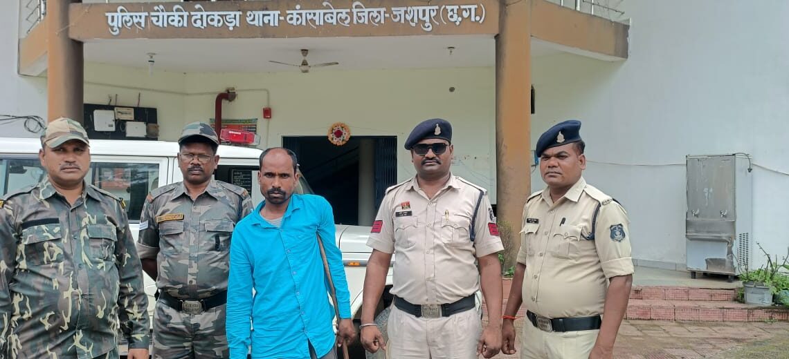 लंबे समय से फरारी काट रहा साईंटांगरटोली का कुख्यात गौ-तस्कर ईरशाद खान जशपुर पुलिस की आया गिरफ्त में,