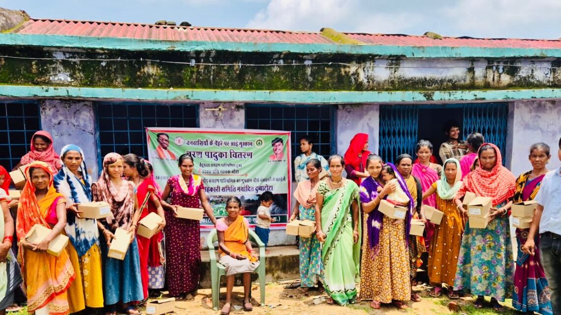 वनवासियों के चेहरे पर आई खुशहाली   तेंदूपत्ता संग्राहकों को किया जा रहा चरण पादुका वितरण