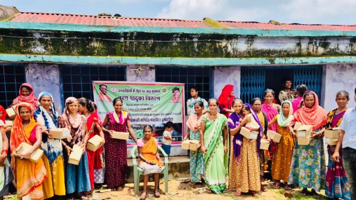 वनवासियों के चेहरे पर आई खुशहाली   तेंदूपत्ता संग्राहकों को किया जा रहा चरण पादुका वितरण