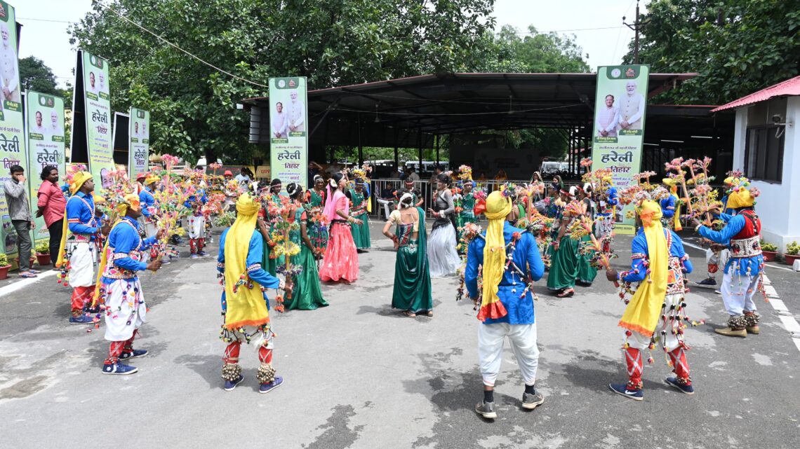 मुख्यमंत्री निवास में हरेली उत्सव: पारंपरिक लोक यंत्रों के साथ सुंदर नाचा का हो रहा आयोजन