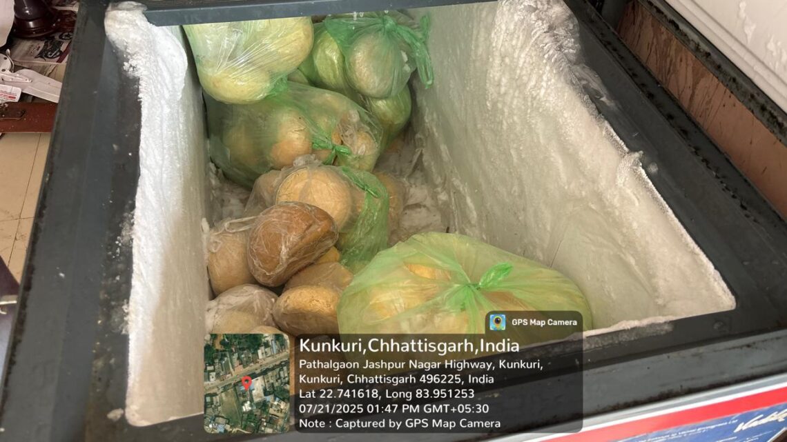 विशेष जांच अभियान के तहत् खाद्य पदार्थों की दुकानों का औषधि विभाग ने किया औचक निरीक्षण ’प्रतिष्ठान को साफ-सफाई रखने और खाद्य सुरक्षा अधिनियम के प्रावधानों का कड़ाई से पालन करने के निर्देश