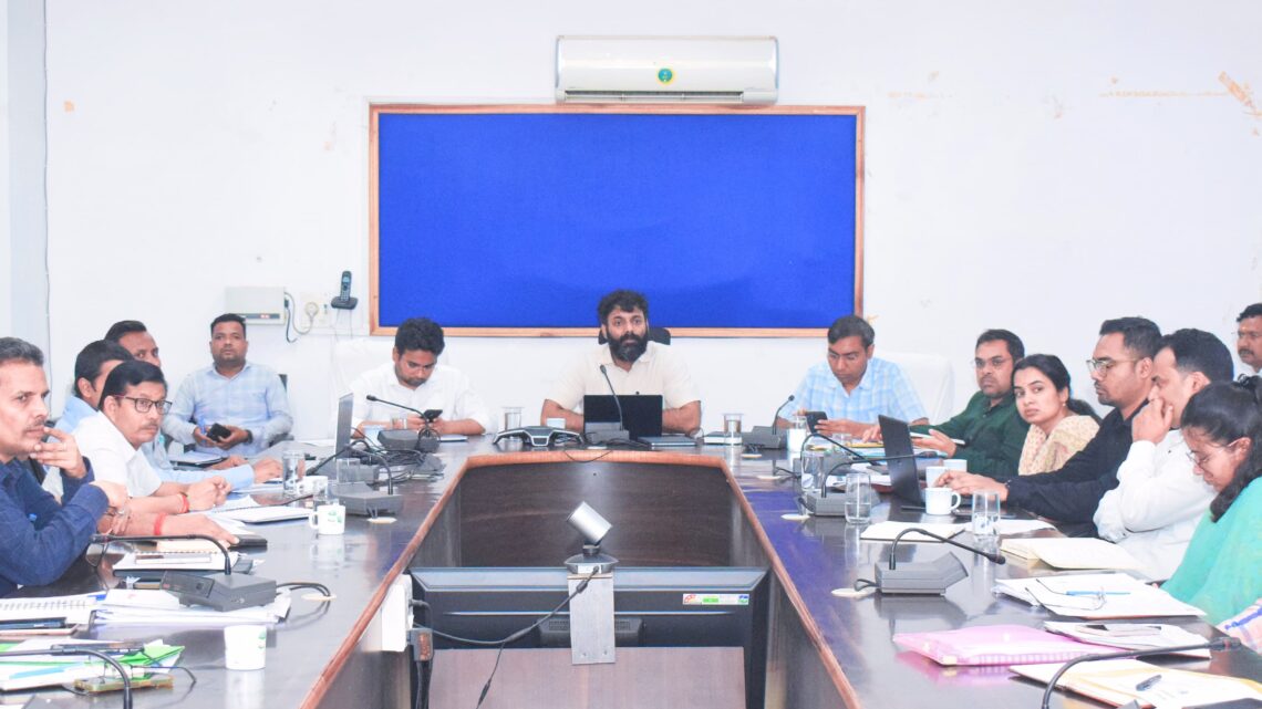 सड़क निर्माण की गुणवत्ता से किसी भी प्रकार का समझौता नहीं किया जाएगा — कलेक्टर गुणवत्ता में लापरवाही करने पर ठेकेदार पर होगी कार्रवाई सभी अस्पतालों में एंटी रेबीज इंजेक्शन की उपलब्धता सुनिश्चित की जाए कृषि अधिकारी को स्वयं फील्ड विजिट करके किसानों की समस्याओं का समाधान करने के निर्देश