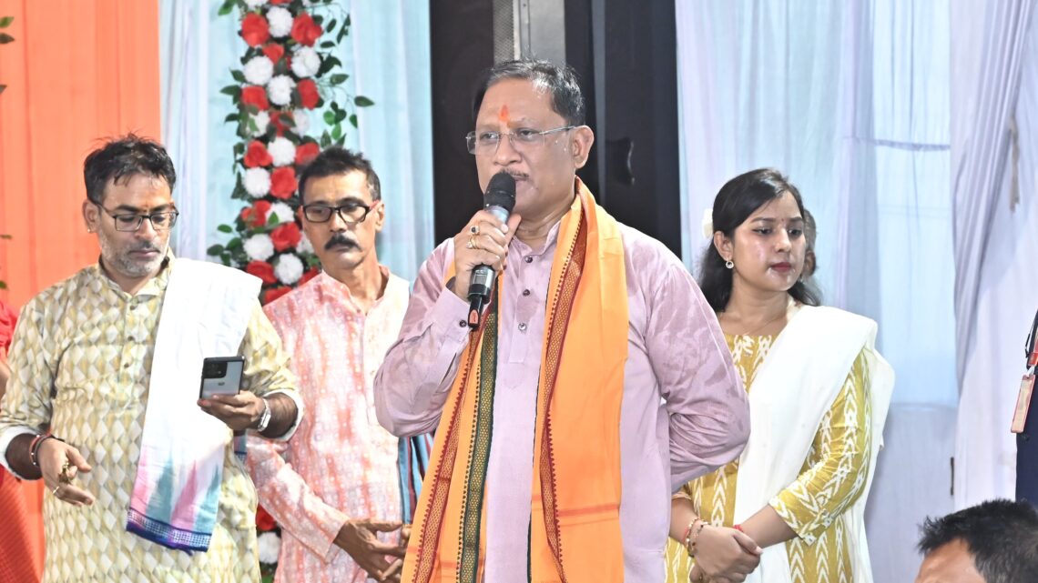 मुख्यमंत्री विष्णुदेव साय ने फलेश्वरनाथ महादेव मंदिर में पूजा अर्चना कर प्रदेशवासियों की सुख समृद्धि और खुशहाली की मंगलकामना की भगवान भोले की कृपा बनी रहे और हमारा देश व छत्तीसगढ़ सतत् रूप से विकास, शांति और समृद्धि की दिशा में आगे बढ़ता रहेः मुख्यमंत्री