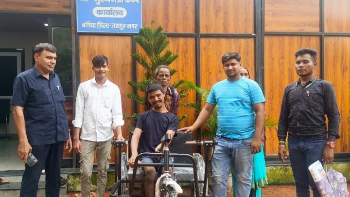 सीएम कैंप कार्यालय बगिया में दिव्यांग दीपेश्वर को मिला तत्काल ट्राई सायकल, मुख्यमंत्री विष्णुदेव साय का जताया आभार, चलने-फिरने में हो रही थी परेशानी, अब जिंदगी होगी आसान……..
