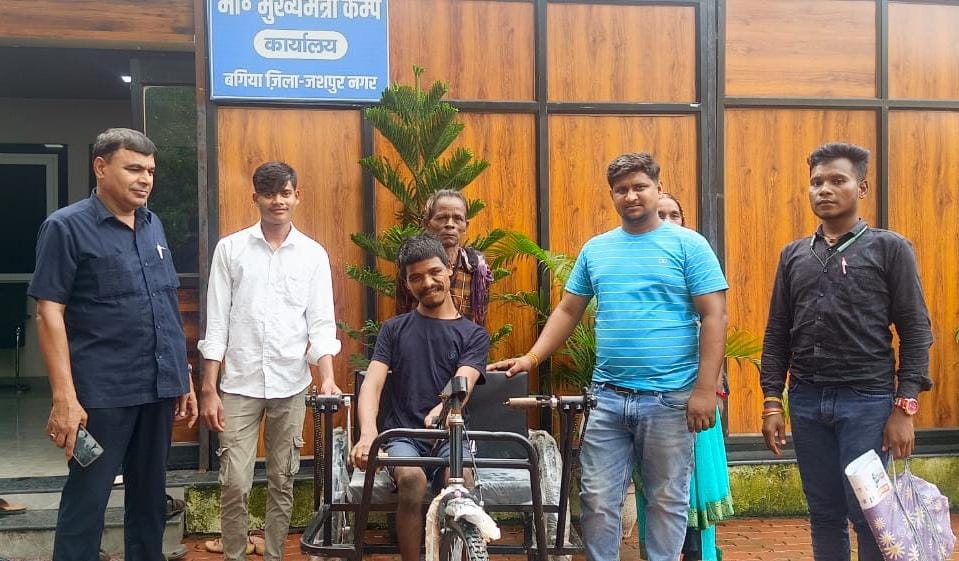 सीएम कैंप कार्यालय बगिया में दिव्यांग दीपेश्वर को मिला तत्काल ट्राई सायकल, मुख्यमंत्री विष्णुदेव साय का जताया आभार, चलने-फिरने में हो रही थी परेशानी, अब जिंदगी होगी आसान……..