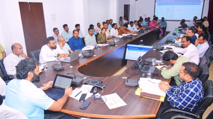 कलेक्टर ने विशेष पिछड़ी जनजाति पहाड़ी कोरवा बसाहटों में स्वास्थ्य शिविर लगाने के दिए निर्देश परिवहन अधिकारी को सभी शासकीय वाहनों में फास्टैग लगाने के लिए कैंप लगाने के लिए कहा मुख्य चिकित्सा स्वास्थ्य अधिकारी को टी एल के प्रकरणों के निराकरण में लापरवाही बरतने के कारण कारण बताओ नोटिस जारी लोक निर्माण विभाग के कार्यपालन अभियंता टी एन सिंह को नोटिस जारी करने के निर्देश खेती बाड़ी के सीजन को देखते हुए किसानों के लिए पर्याप्त मात्रा में खाद बीज की उपलब्धता सुनिश्चित करने के निर्देश