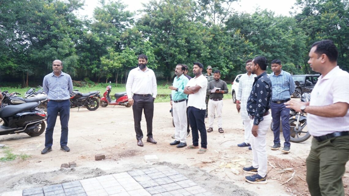 कलेक्टर ने अटल परिसर के निर्माण कार्य का अवलोकन किया परिसर की साफ सफाई और सौंदर्यीकरण करने के दिए निर्देश