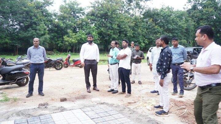 कलेक्टर ने अटल परिसर के निर्माण कार्य का अवलोकन किया परिसर की साफ सफाई और सौंदर्यीकरण करने के दिए निर्देश