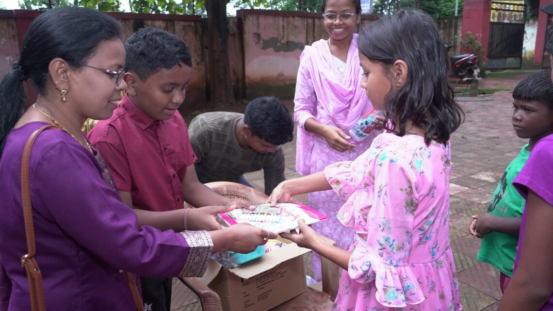 समर्थ आवासीय दिव्यांग प्रशिक्षण केन्द्र जशपुर में बच्चों के लिए न्योता भोजन का आयोजन किया गया बच्चों को खेल सामग्री, कापी,पेन, और उपहार सामग्री भी दिया गया