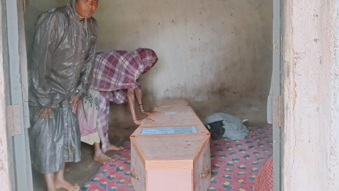 मुख्यमंत्री विष्णुदेव साय के निर्देश पर मृतक राम कुमार हरमा का शव मुंबई से पहुंचा उनके गृह ग्राम परिजनों ने सीएम कैंप कार्यालय बगिया में की थी मदद की अपील