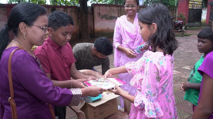 समर्थ आवासीय दिव्यांग प्रशिक्षण केन्द्र जशपुर में बच्चों के लिए न्योता भोजन का आयोजन किया गया बच्चों को खेल सामग्री, कापी,पेन, और उपहार सामग्री भी दिया गया