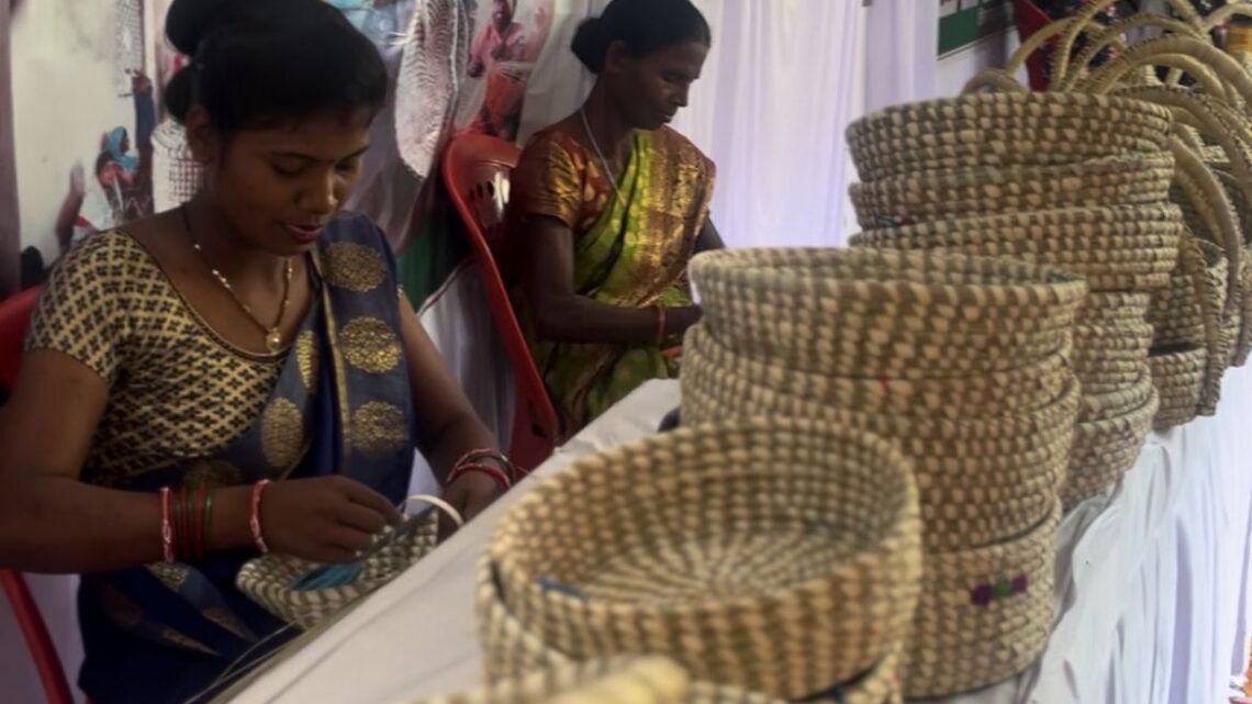 स्व सहायता समूह से जुड़कर कांसाबेल की महिलाओं ने स्वरोजगार की राह अपनाई