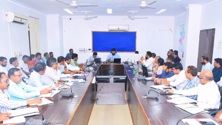 कलेक्टर ने बाढ़ आपदा से बचाव के लिए सभी जरूरी सुविधाएं सुनिश्चित करने के दिए निर्देश अत्यधिक वर्षा की संभावना होने पर नदी किनारे बसे गांव वालों को तत्काल सूचना दें नगर सेना के अधिकारी को वोट, गोताखोर, रस्सी सहित जरूरी सुविधाएं तैयार रखने के निर्देश जल संसाधन विभाग को पानी का स्तर बढ़ने पर तत्काल सूचना देने के निर्देश मुख्यमंत्री की घोषणा के कार्यों को गंभीरता करने के निर्देश सभी विभागीय कार्य ई आफिस के माध्यम से ही होगा