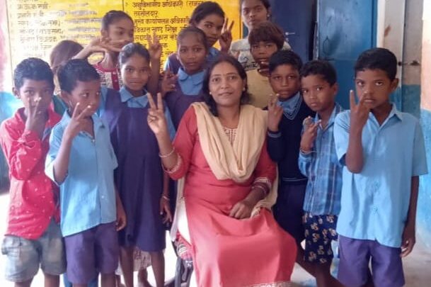 प्राथमिक स्कूल गीधा में शिक्षकों की पदस्थापना होने से बच्चे उत्साह से पढ़ने पहुंच रहे स्कूल जिले में अब शिक्षक विहीन और एकल शिक्षकों की संख्या शून्य हो गई है युक्तियुक्तकरण के पश्चात 15 शिक्षक विहीन स्कूल में 34 शिक्षकों की गई पदस्थापना