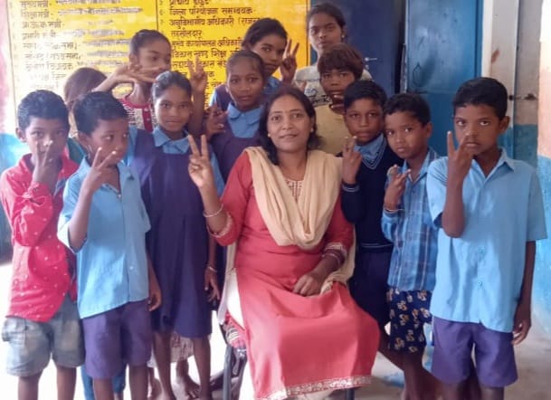 प्राथमिक स्कूल गीधा में शिक्षकों की पदस्थापना होने से बच्चे उत्साह से पढ़ने पहुंच रहे स्कूल जिले में अब शिक्षक विहीन और एकल शिक्षकों की संख्या शून्य हो गई है युक्तियुक्तकरण के पश्चात 15 शिक्षक विहीन स्कूल में 34 शिक्षकों की गई पदस्थापना