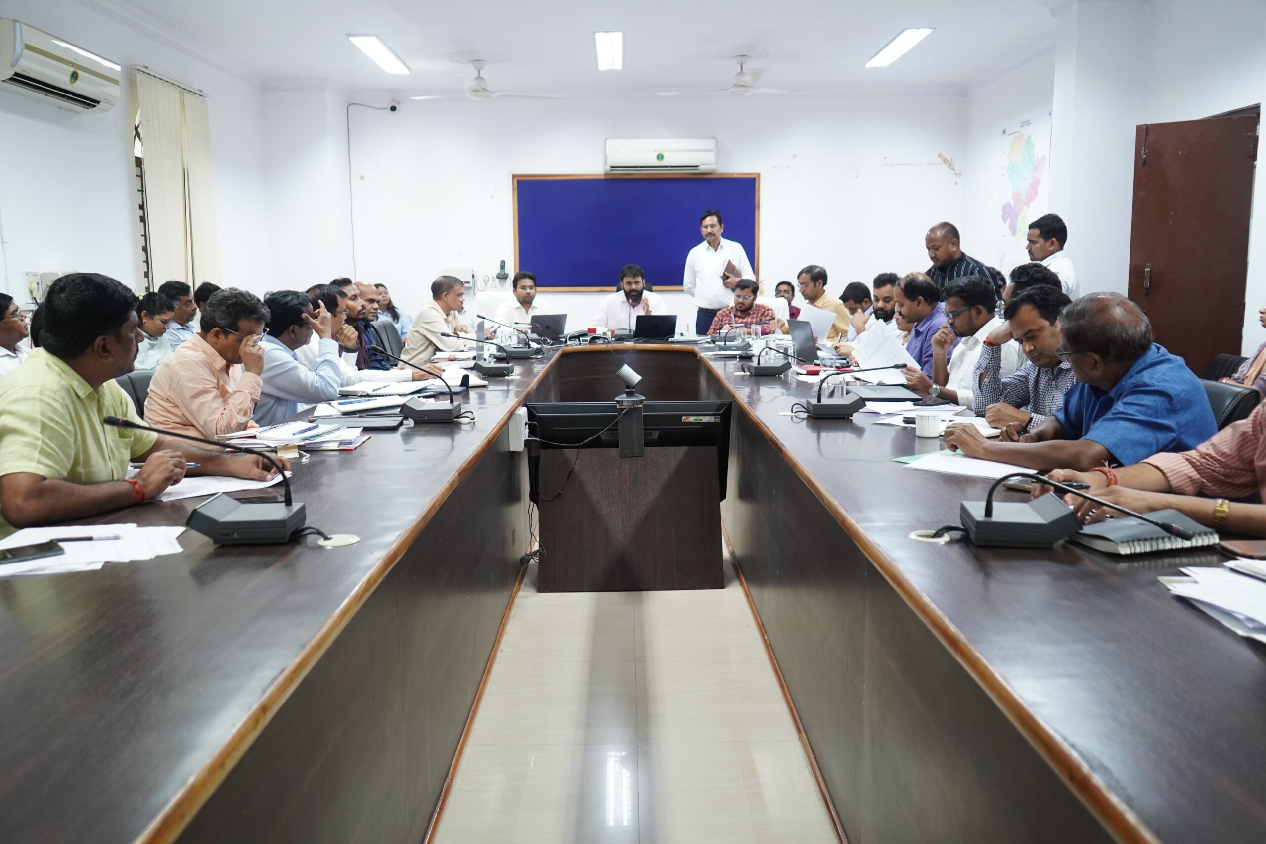 कलेक्टर ने स्वतंत्रता दिवस की तैयारी के लिए अधिकारियों को दिए दिशा-निर्देश अपने क्षेत्र में उत्कृष्ट कार्य करने वाले कर्मचारियों का ही नाम भेजें आश्रम छात्रावास का  जिला स्तर के नोडल अधिकारी निरीक्षण करके रिपोर्ट शीघ्र जमा करें निरीक्षण के दौरान भोजन की गुणवत्ता, परिसर की साफ सफाई, सुरक्षा व्यवस्था, मच्छरदानी का उपयोग, और कर्मचारियों की उपस्थिति अनिवार्य रूप से चेक करने के निर्देश