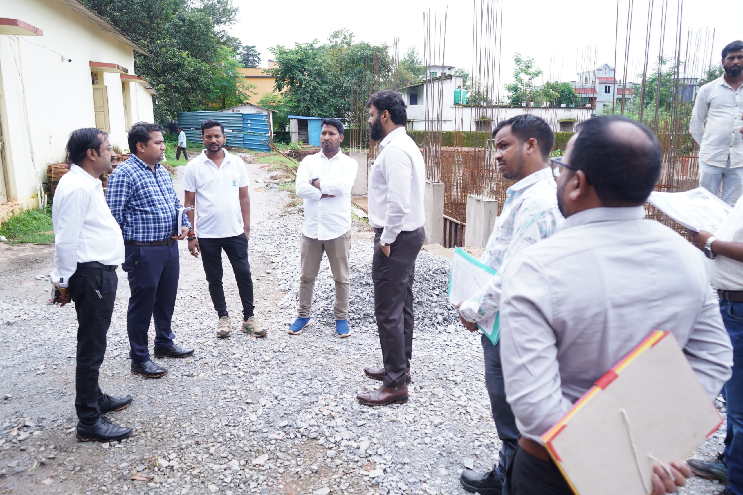 कलेक्टर ने जशपुर के मुक्तिधाम का किया निरीक्षण प्रतिक्षालय भवन को शीघ्र पूर्ण करने के निर्देश परिसर में कचरा एकत्र करने के लिए डस्टबिन रखने के निर्देश मुक्ति धाम के प्रवेश द्वार को ठीक करने कलेक्टर ने लिए कहा छोटा डिवाइडर को बंद करने के निर्देश