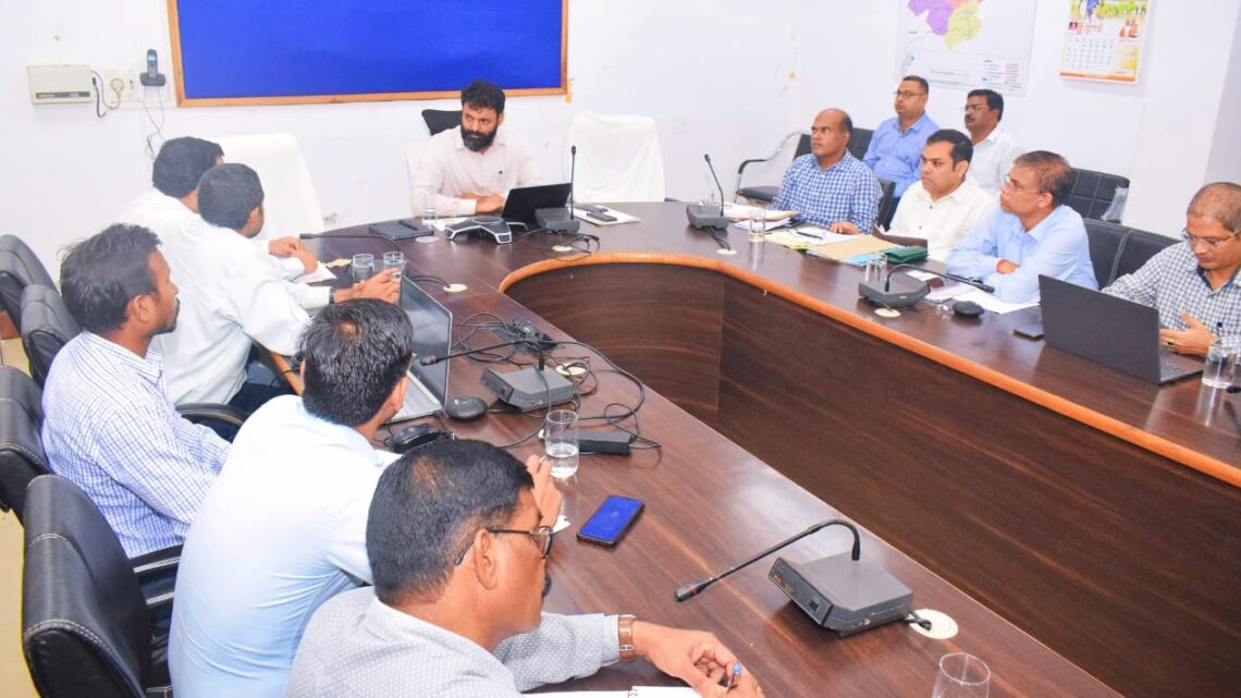 ग्रामीण क्षेत्रों में लोगों में घरेलू कचरे के संग्रहण की आदतों के विकास हेतु करें प्रयास – कलेक्टर ग्रामीण सचिवालयों के नियमित निरीक्षण हेतु नोडल अधिकारियों को कलेक्टर ने दिए निर्देश कलेक्टर ने जनपद पंचायतों के कार्यों की समीक्षा की