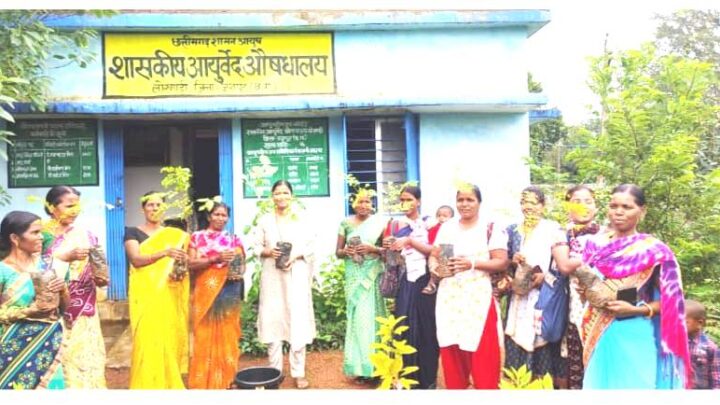 एक पेड़ मां के नाम आयुष विभाग द्वारा आठ आयुष ग्रामों में किया गया 643 औषधिय पौधों का रोपण ग्रामीणजनों को पौधों के औषधियों गुणों और उनके उपयोगिता के संबंध में दी गई जानकारी