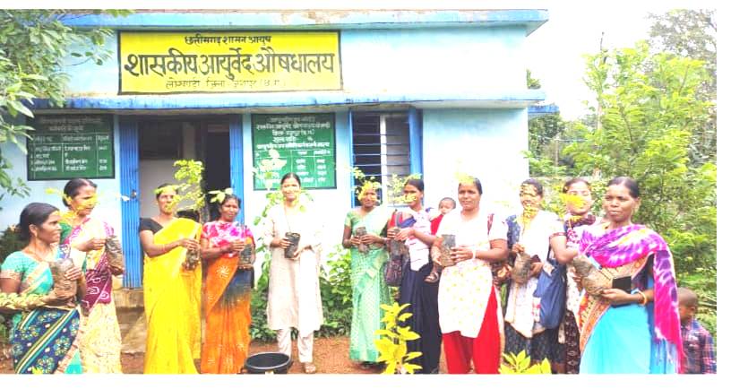 एक पेड़ मां के नाम आयुष विभाग द्वारा आठ आयुष ग्रामों में किया गया 643 औषधिय पौधों का रोपण ग्रामीणजनों को पौधों के औषधियों गुणों और उनके उपयोगिता के संबंध में दी गई जानकारी