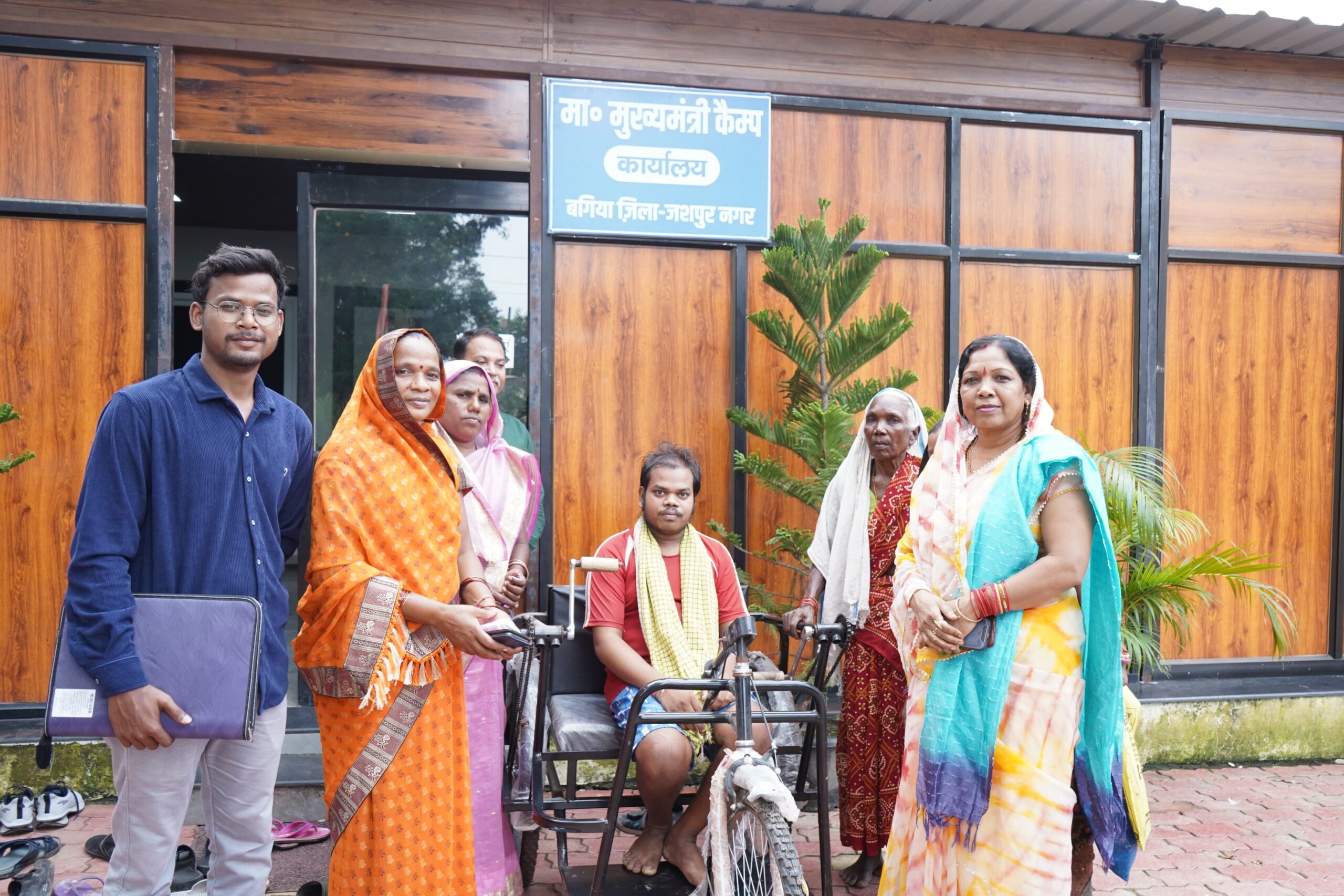 सीएम कैंप कार्यालय में दिव्यांग  नारायण सिंह को मिली  ट्राई साइकिल मुख्यमंत्री विष्णुदेव साय को दिया धन्यवाद