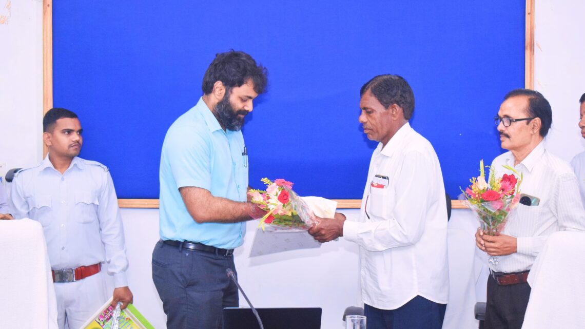 कलेक्टर ने पशुधन विकास विभाग के 1 अधिकारी और 2 कर्मचारियों के सेवानिवृत्त होने पर शाल श्रीफल और पेंशन अदायगी देकर सम्मानित किया कलेक्टर ने अपनी शुभकामनाएं देते हुए उनके स्वस्थ दीर्घायु की कामना की