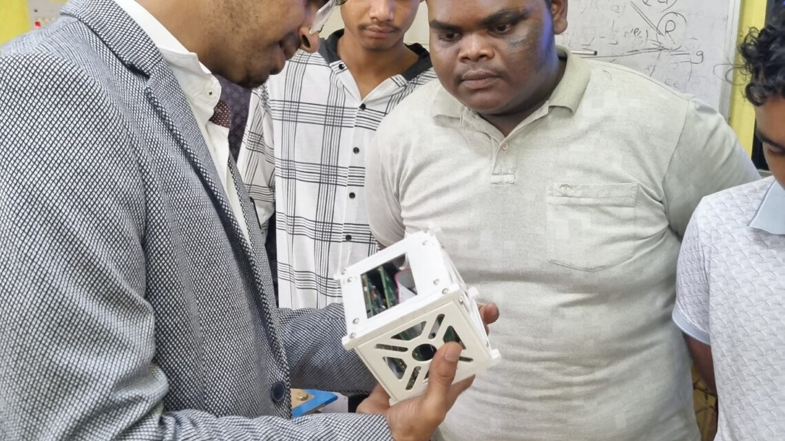 जशपुर में स्टूडेंट सैटेलाइट ट्रेनिंग वर्कशॉप में विद्यार्थी सीख रहे हैं सैटेलाइट की बारीकियां । कलेक्टर रोहित व्यास के मार्गदर्शन में विद्यार्थियों के सपनों को मिल रही नई उड़ान