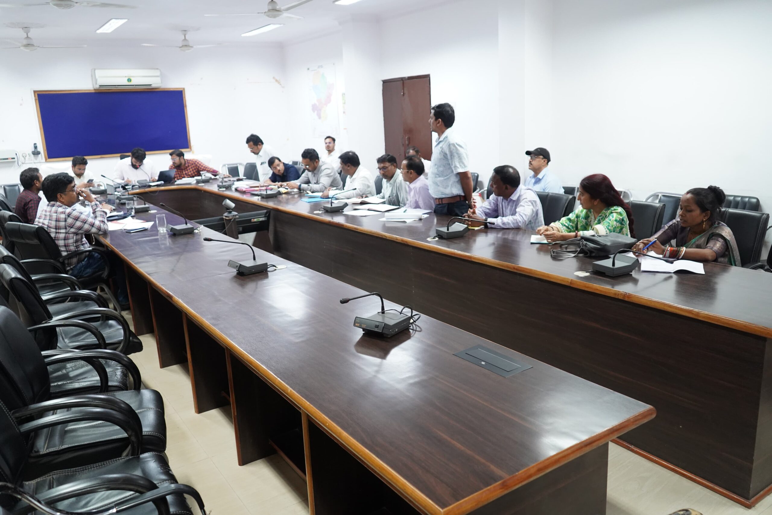 कलेक्टर रोहित व्यास ने एकलव्य विद्यालय संचालन समिति की ली समीक्षा बैठक विद्यालय परिसर की नियमित साफ-सफाई, प्रकाश की पर्याप्त व्यवस्था रखने और बच्चों के स्वास्थ्य पर विशेष ध्यान देने के दिए निर्देश