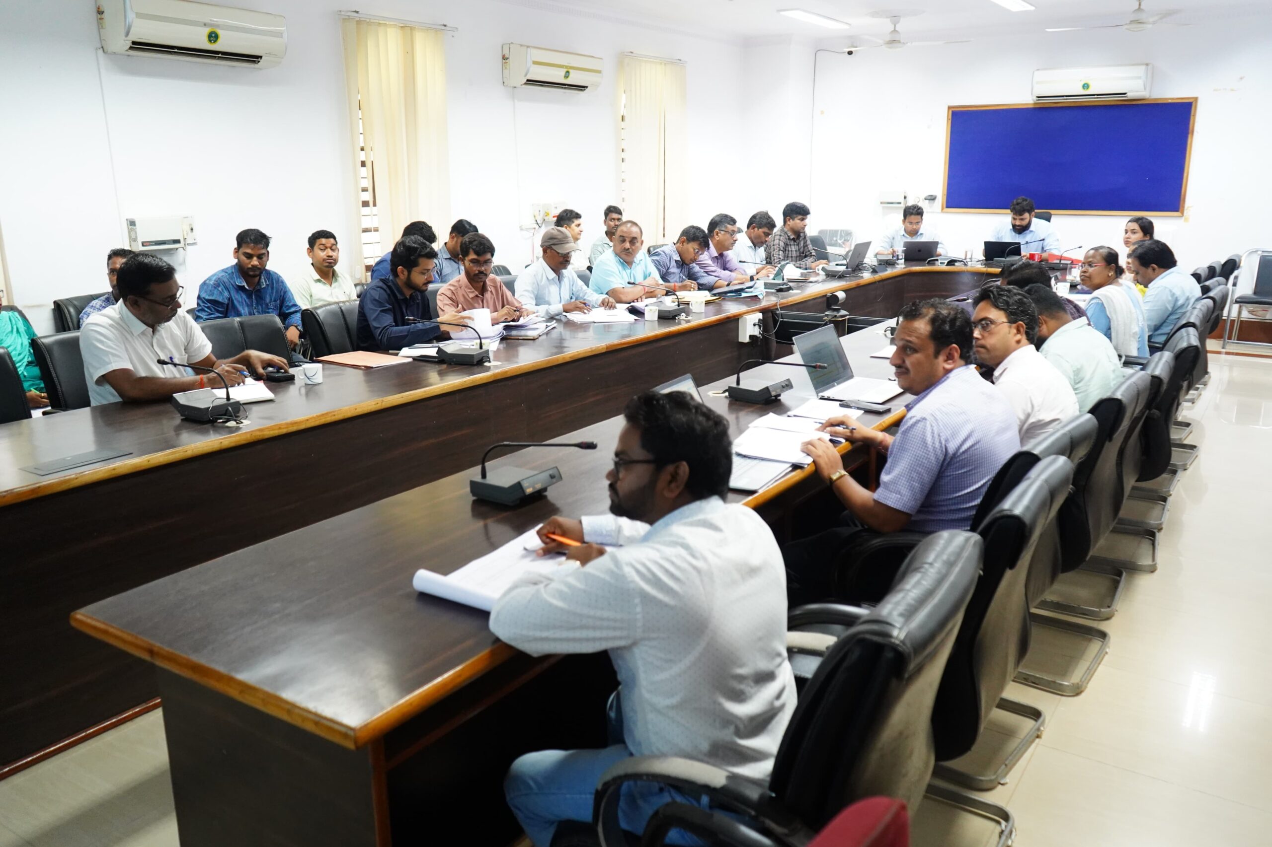 निर्माण कार्यों में देरी करने वालों पर करें सख्त कार्रवाई – कलेक्टर कलेक्टर की अध्यक्षता में हुई पंचायत विभाग के अधिकारियों की समीक्षा बैठक