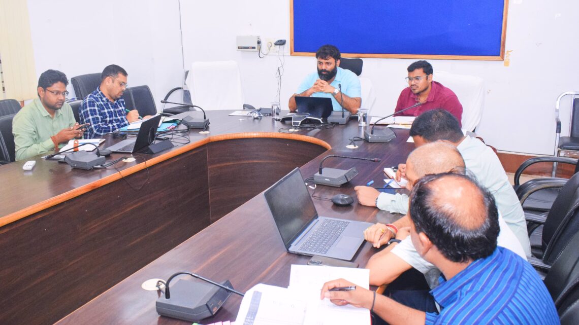 तहसीलों में प्राप्त आवेदनों को तुरंत ऑनलाइन करें दर्ज – कलेक्टर कलेक्टर ने राजस्व विभाग के अधिकारियों की ली समीक्षा बैठक