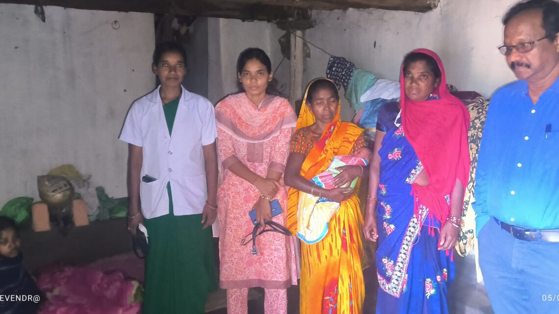 सीएमएचओ द्वारा घर जाकर संतोषी बाई और उनके नवजात शिशु का किया गया स्वास्थ्य जांच माता और शिशु  दोनों स्वस्थ, मितानिन बीफनी बाई के कार्य की सराहना की