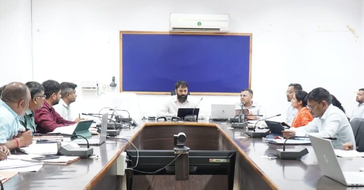 स्कूली बच्चों के जाति प्रमाण पत्र निर्माण हेतु धरती आबा ग्रामों में विशेष अभियान चलाने कलेक्टर ने दिए निर्देश राजस्व न्यायालयों में लंबित मामलों का करें त्वरित निराकरण – कलेक्टर राजस्व विभाग के कार्यों की समीक्षा हेतु कलेक्टर की अध्यक्षता में बैठक का हुआ आयोजन