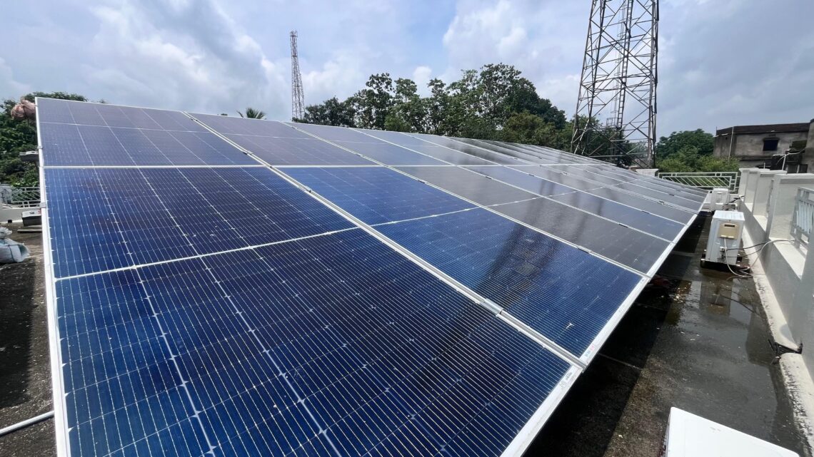 सूर्यघर मुफ्त बिजली योजना” ग्रामीण एवं शहरी क्षेत्रों के आम नागरिकों की जिंदगी में ला रहा बड़ा बदलाव कुनकुरी के डॉ. फूलचंद कुजूर ने अपने घर की छत पर 10 किलोवाट क्षमता का सोलर पैनल स्थापित कर ऊर्जा बचत और पर्यावरण संरक्षण की पेश की प्रेरणादायी मिसाल सोलर पैनल के कुल लागत लगभग 4.80 लाख में से डॉ. कुजूर को 78 हजार की मिली सब्सिडी