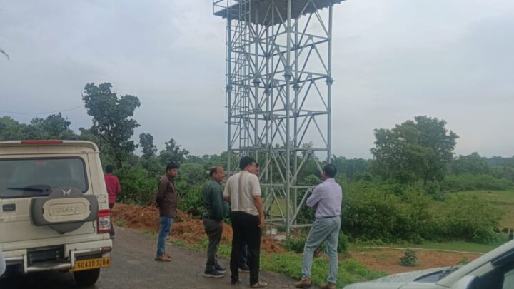 जल जीवन मिशन के कार्यों में आई प्रगति कार्यपालन अभियंता ने गांव का निरीक्षण करके ग्राम वासियों से पेयजल के संबंध में ली जानकारी